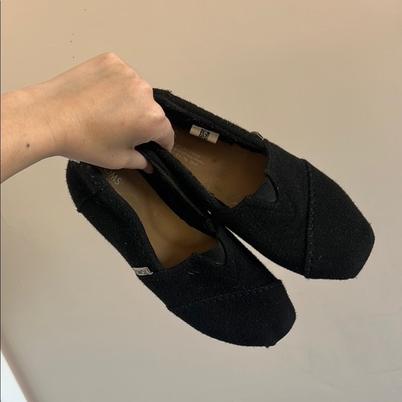 Toms Black Minimalist Slip-On Flats - Picture 1 of 8